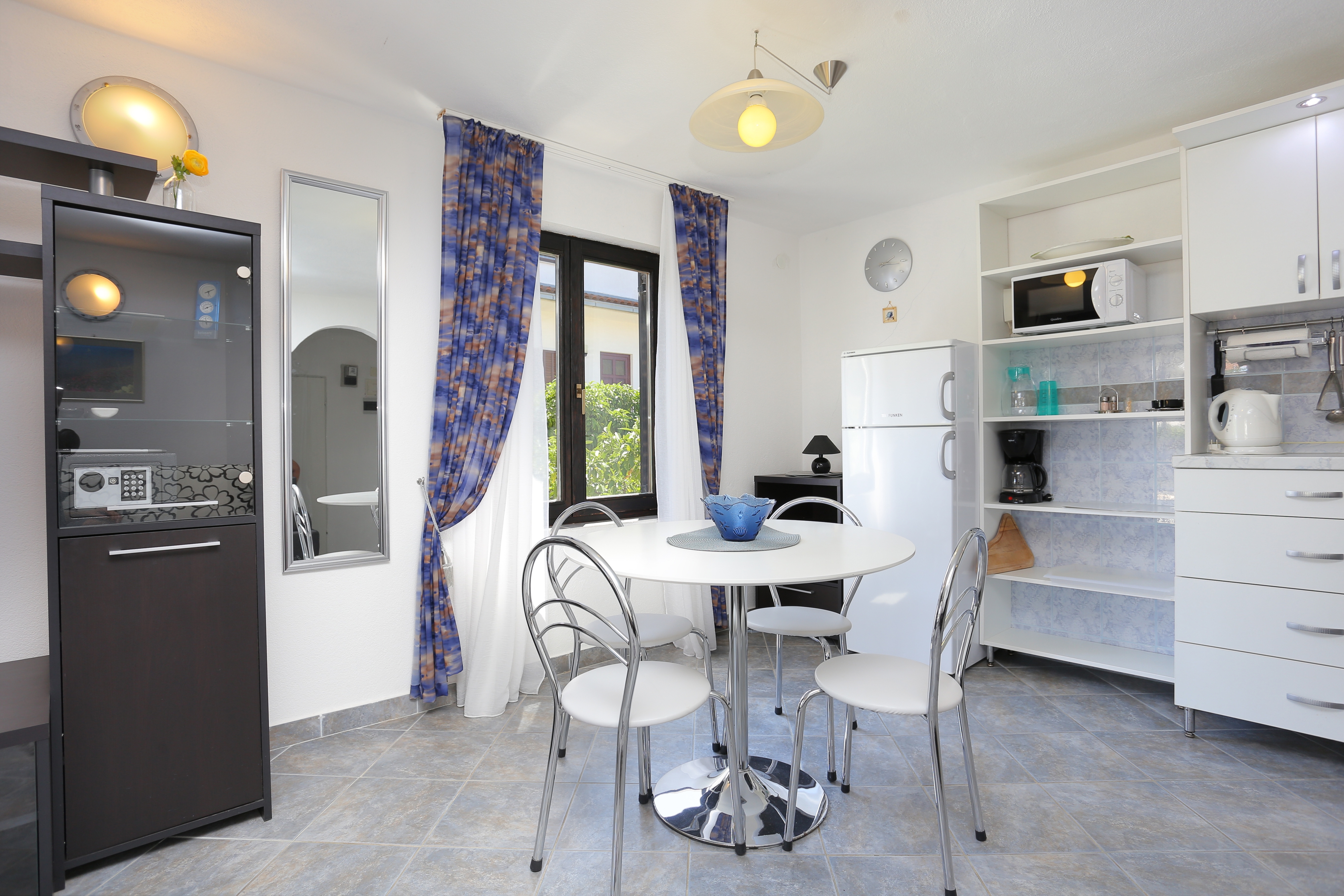 One bedroom apartment near beach Okrug Gornji, Čiovo  A-b