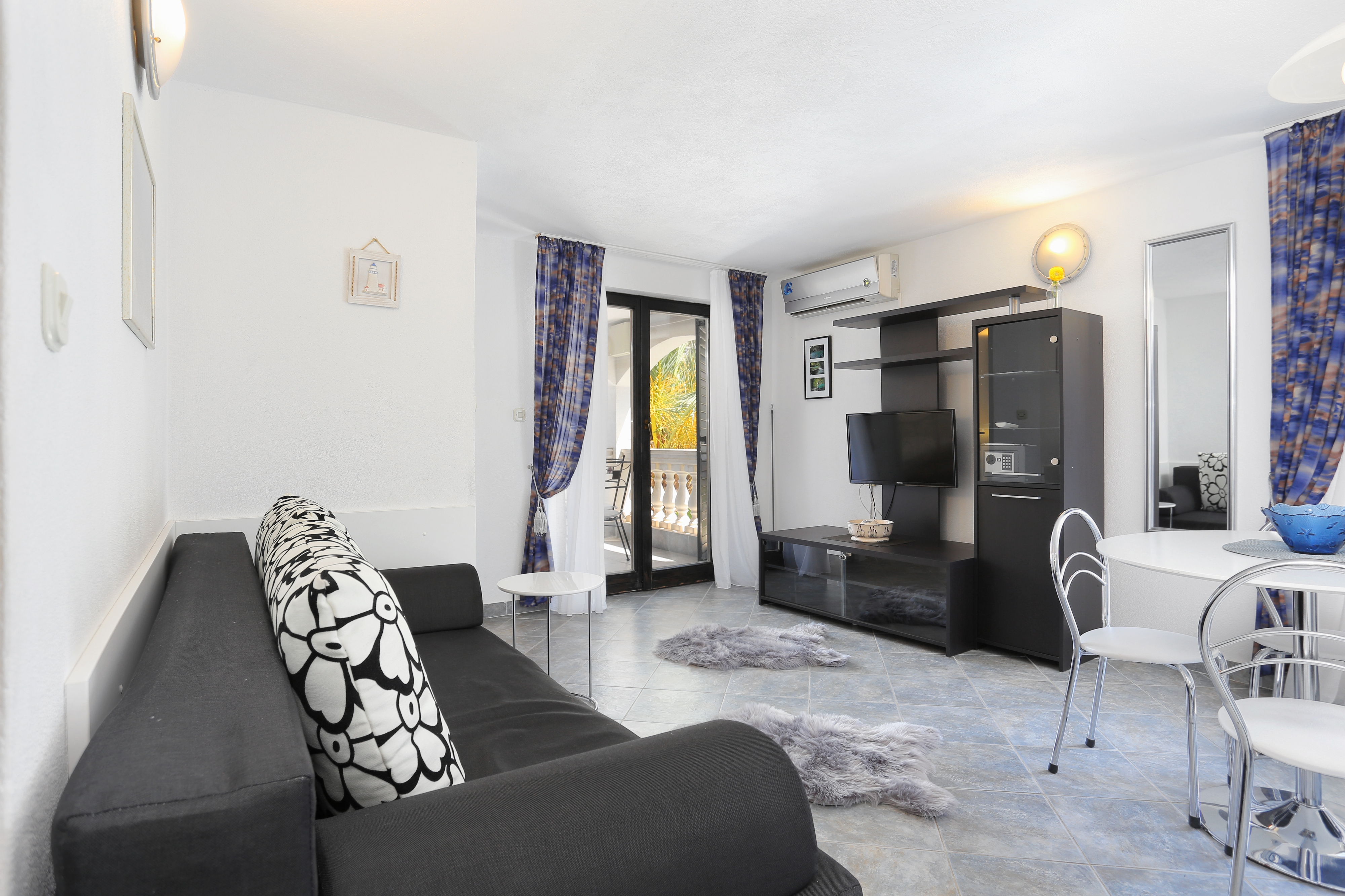 One bedroom apartment near beach Okrug Gornji, Čiovo  A-b