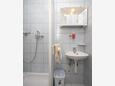 Kaštel Kambelovac, Bathroom in the studio-apartment, WiFi.