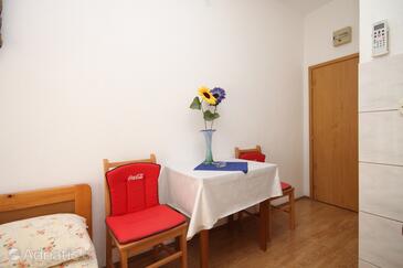 Kaštel Kambelovac, Dining room in the studio-apartment, WiFi.