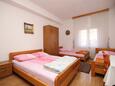 Schlafzimmer Kaštel Kambelovac, Schlafzimmer in folgender Unterkunftsart studio-apartment, Klimaanlage vorhanden und WiFi.