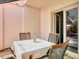 Biograd na Moru, Terasa v ubytování typu apartment, domácí mazlíčci povoleni a WiFi.