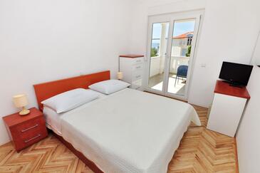 Bedroom Podstrana, Bedroom in the room, dostupna klima i dopusteni kucni ljubimci.