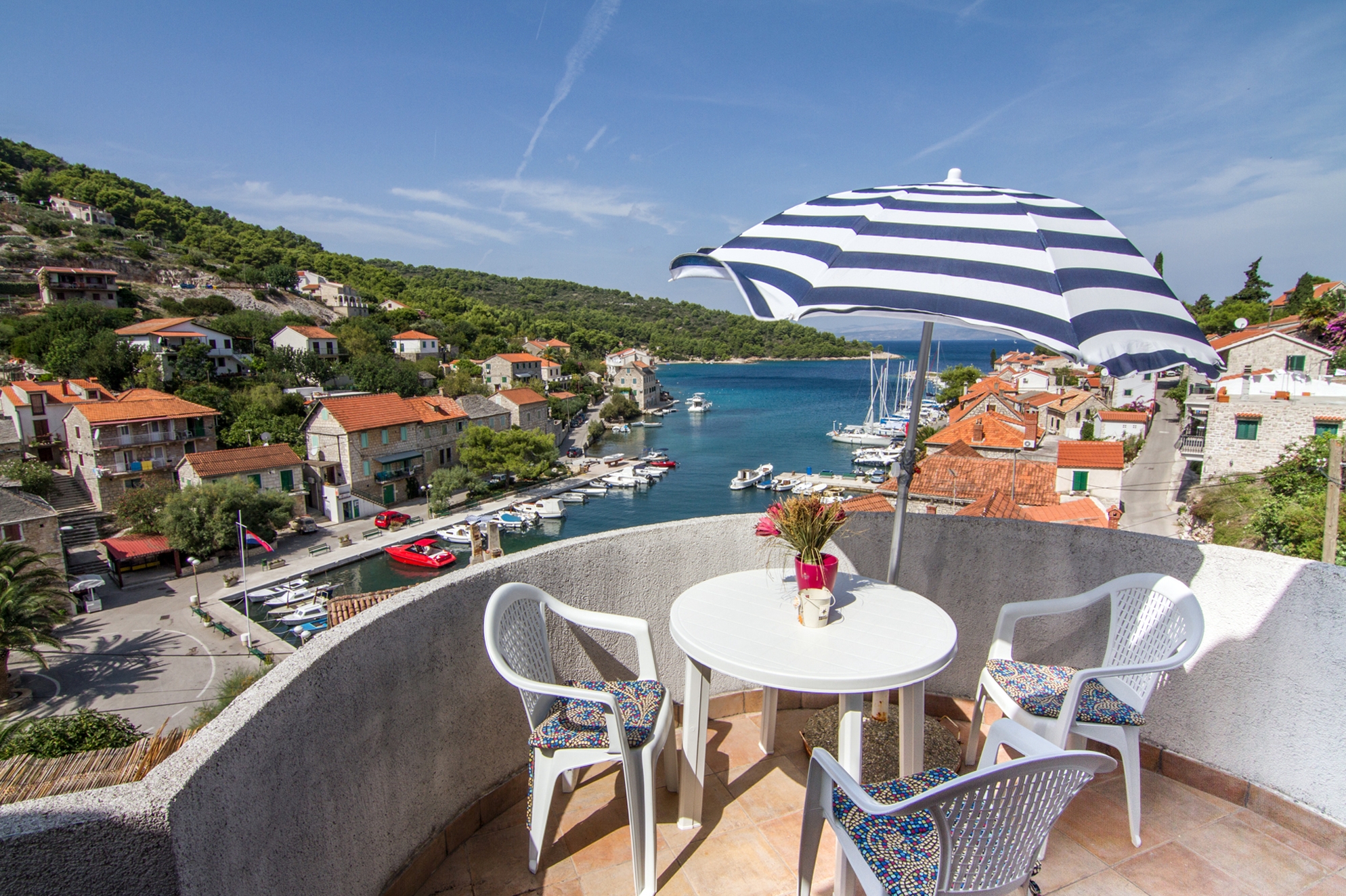 Dvosobni apartma S teraso in pogledom na morje Stomorska, Šolta  A-a