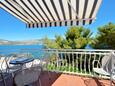 Arbanija, Terrasse 1 dans l’hébergement en type apartment, avec la vue sur la mer, animaux acceptés et WiFi.