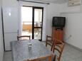 Mandre, Dining room in the apartment, air condition available, (pet friendly) and WiFi.