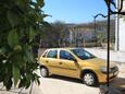 Slatine, Čiovo, Parkeerplaats 8658 - Appartementen with pebble beach.