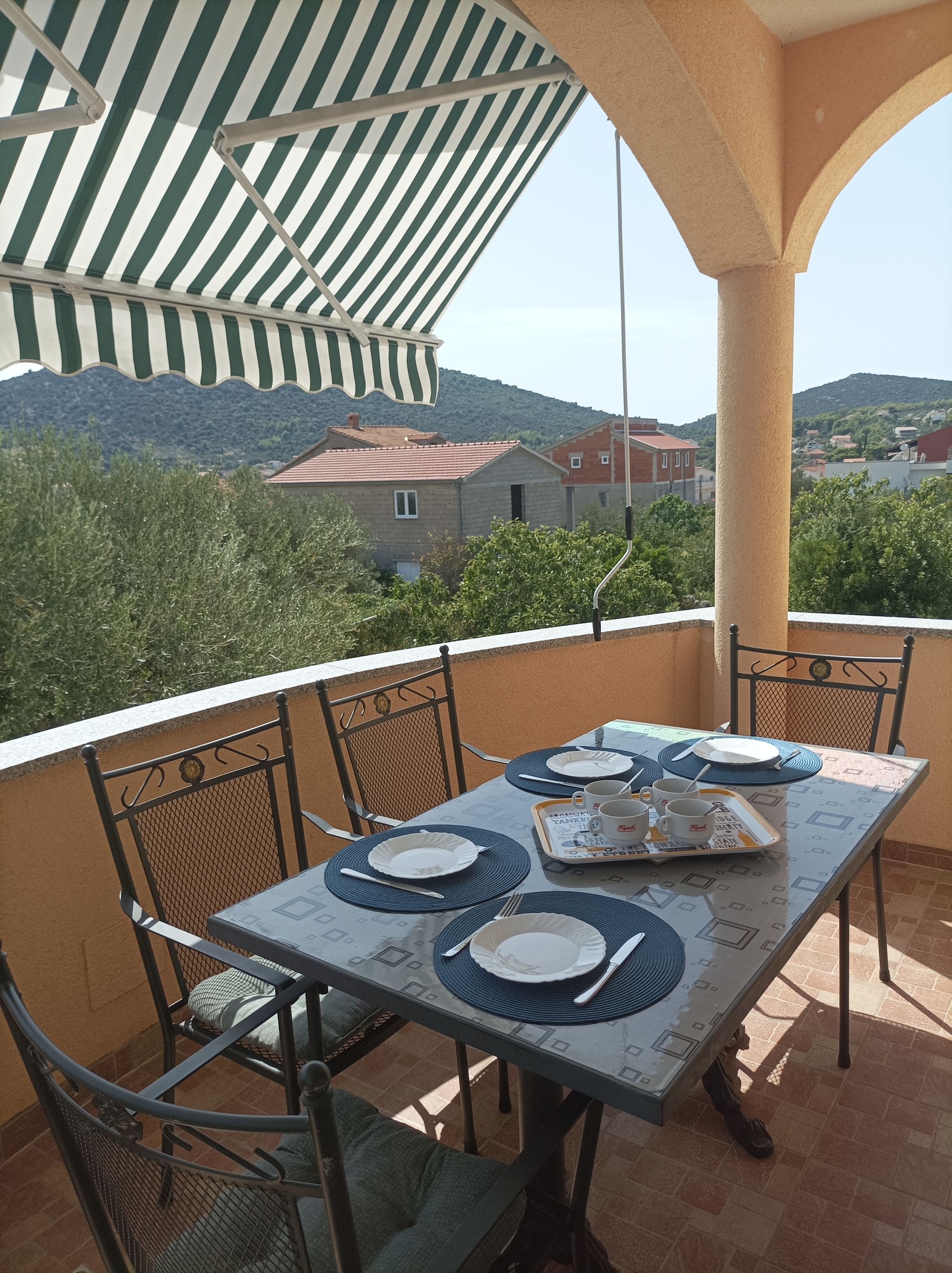 One bedroom apartment with terrace and sea view Vinišće, Trogir  A-b