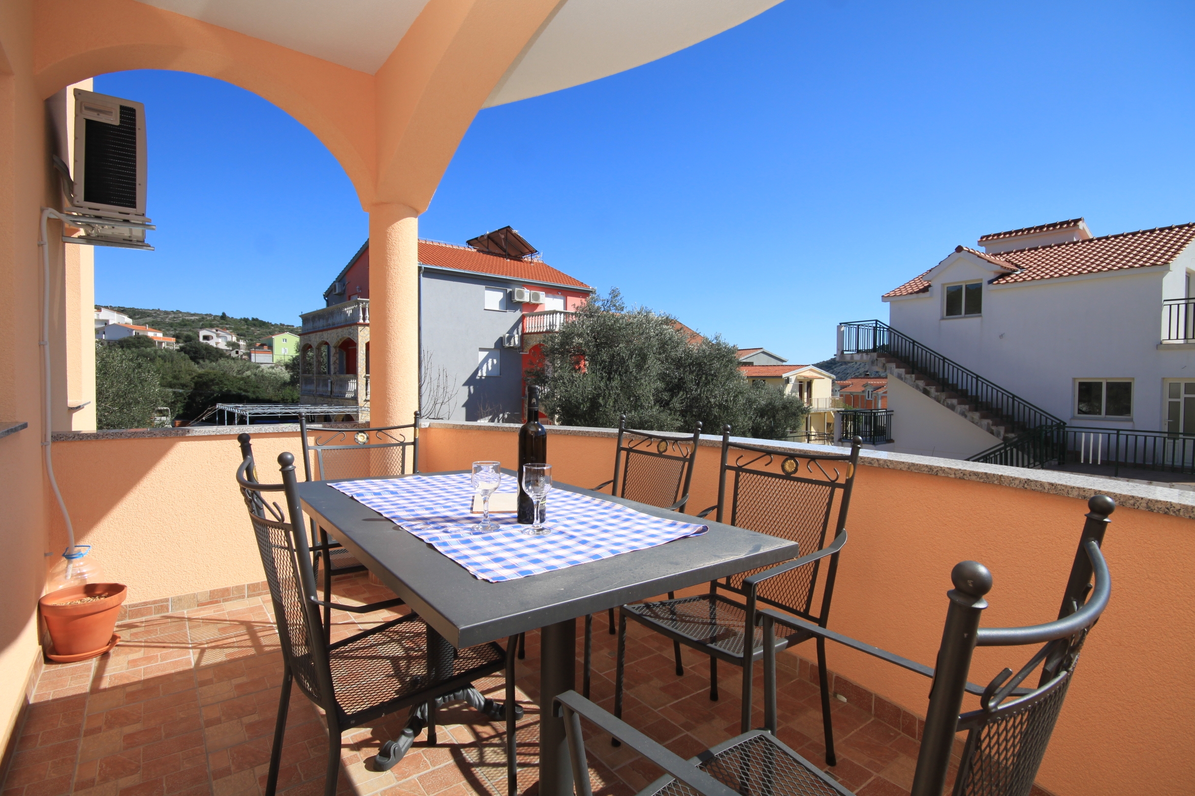 One bedroom apartment with terrace and sea view Vinišće, Trogir  A-b