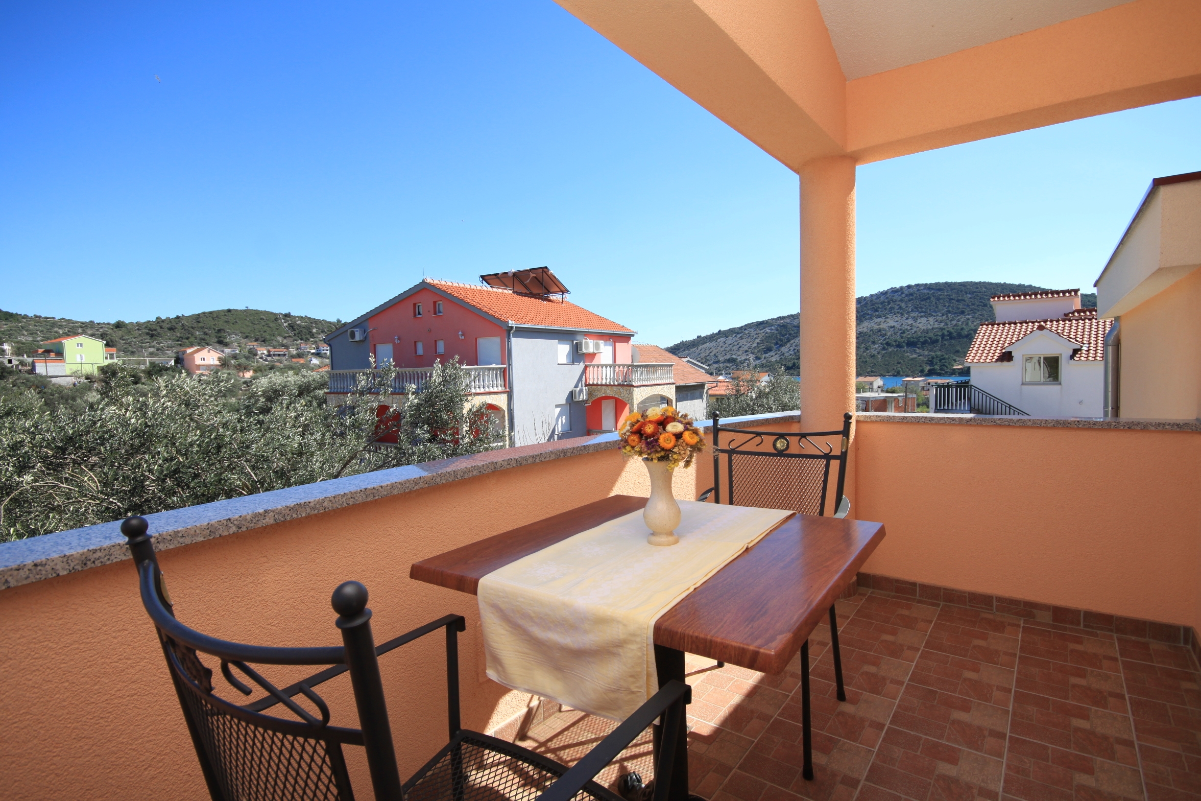 Studio flat with terrace and sea view Vinišće, Trogir (AS-8660-a)