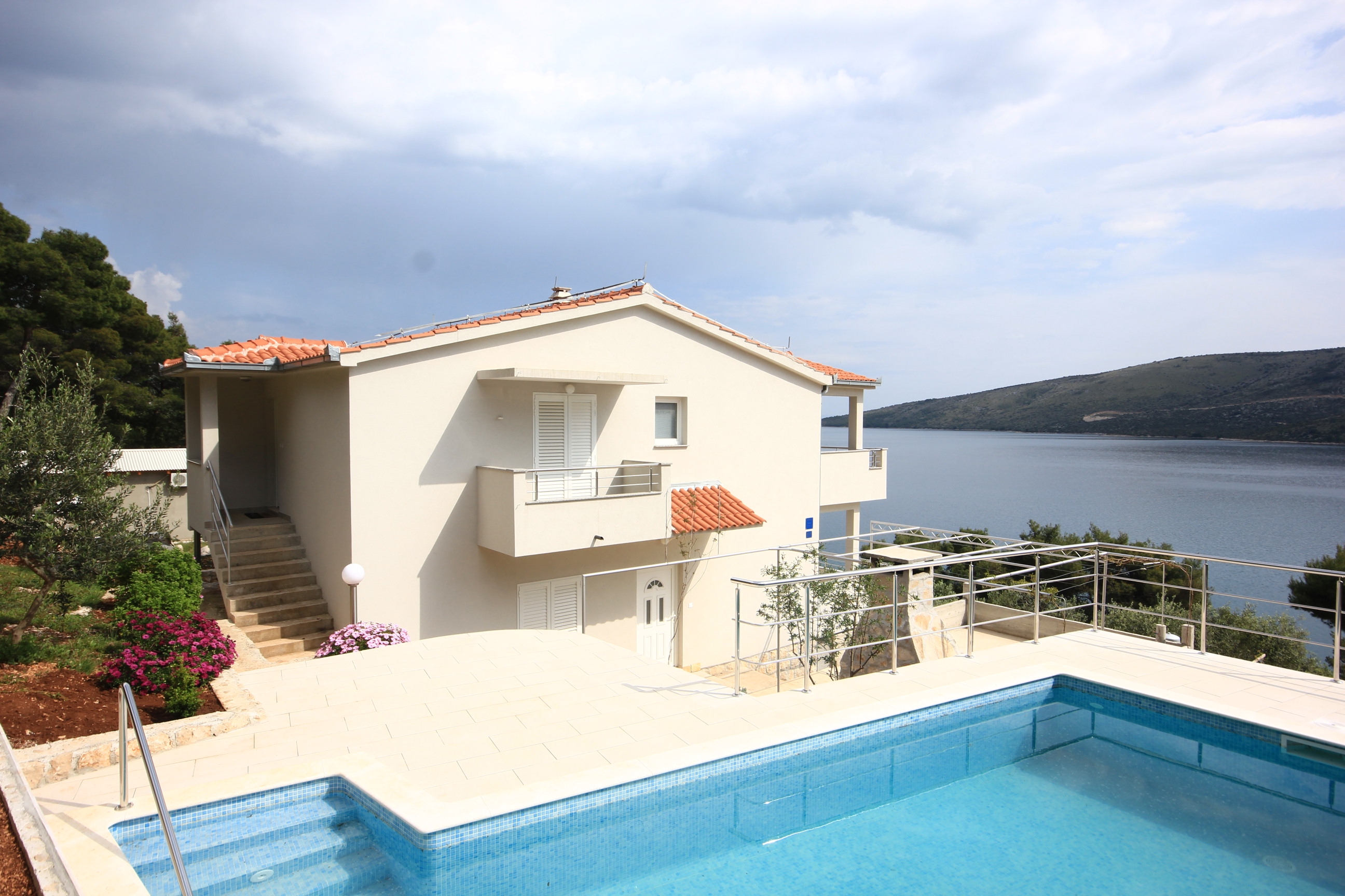 Comfortable and spacious house with terrace and sea view Poljica (Trogir) (K-8661) Comfortable and spacious house with terrace and sea view Poljica (Trogir) (K-8661)