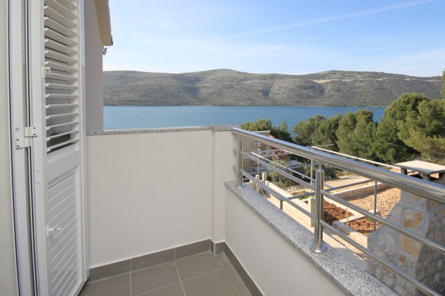 Comfortable and spacious house with terrace and sea view Poljica, Trogir  K