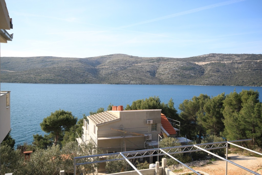 Comfortable and spacious house with terrace and sea view Poljica, Trogir  K