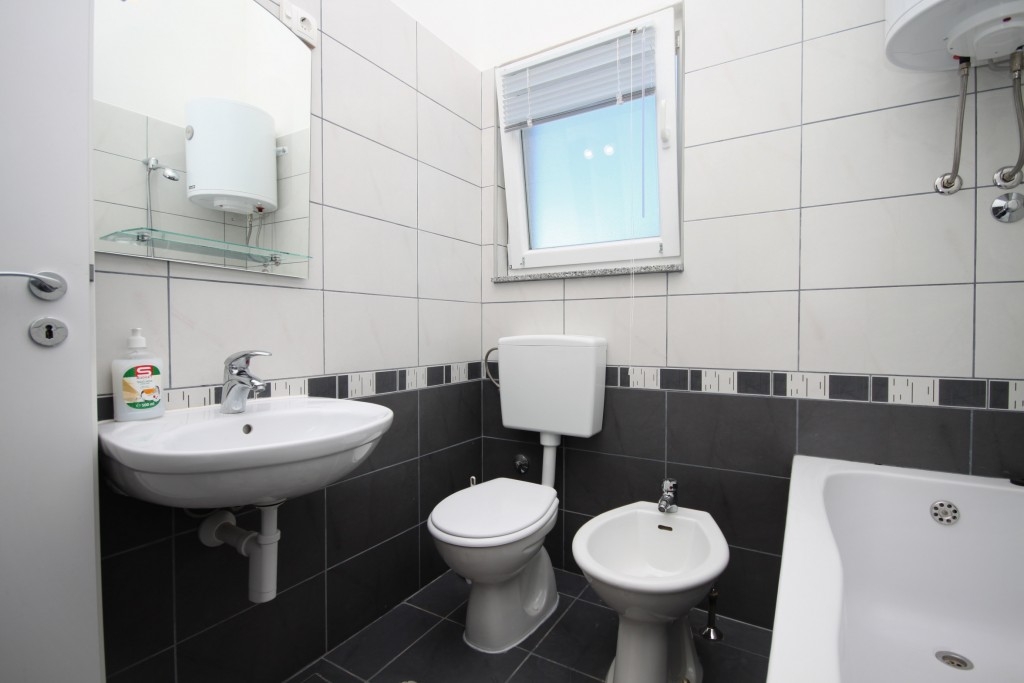 Comfortable and spacious house with terrace and sea view Poljica, Trogir  K