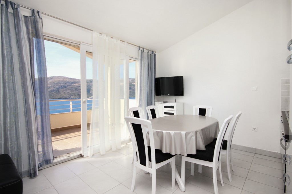 Comfortable and spacious house with terrace and sea view Poljica, Trogir (K-8661)