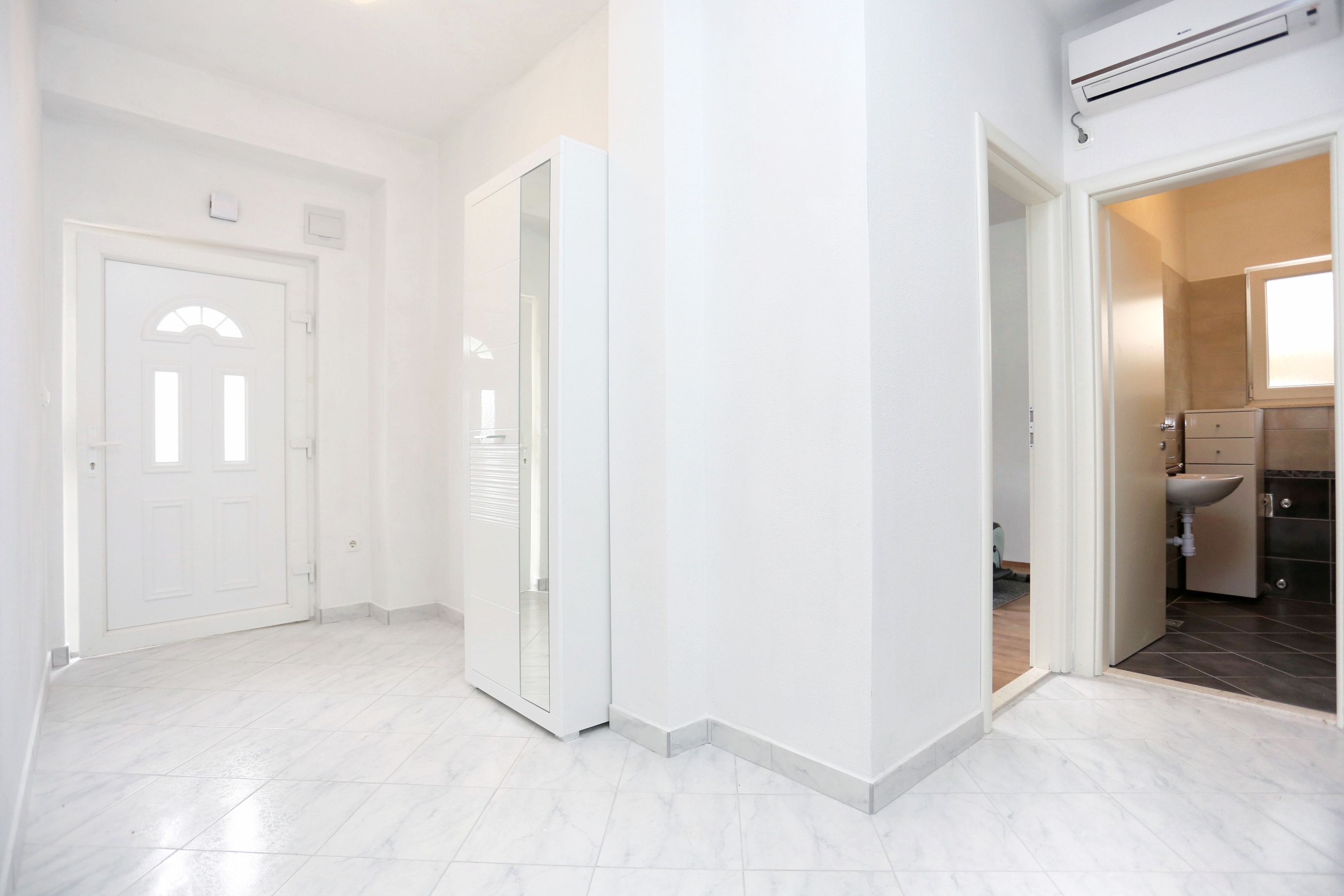 Comfortable and spacious house with terrace and sea view Poljica, Trogir  K