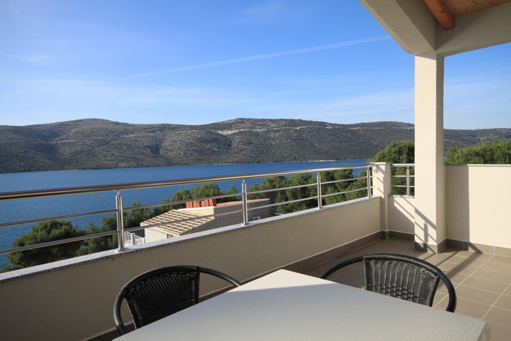Comfortable and spacious house with terrace and sea view Poljica, Trogir  K