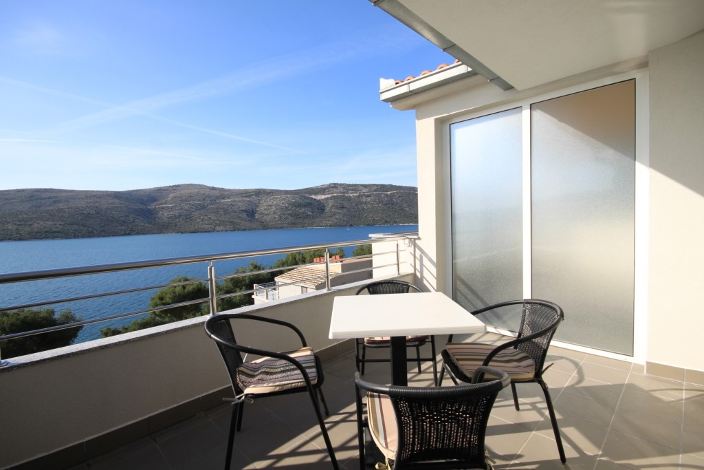 Comfortable and spacious house with terrace and sea view Poljica, Trogir  K