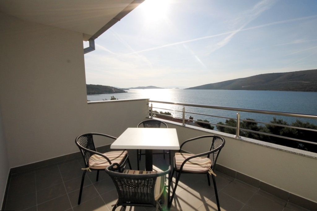 Comfortable and spacious house with terrace and sea view Poljica, Trogir  K