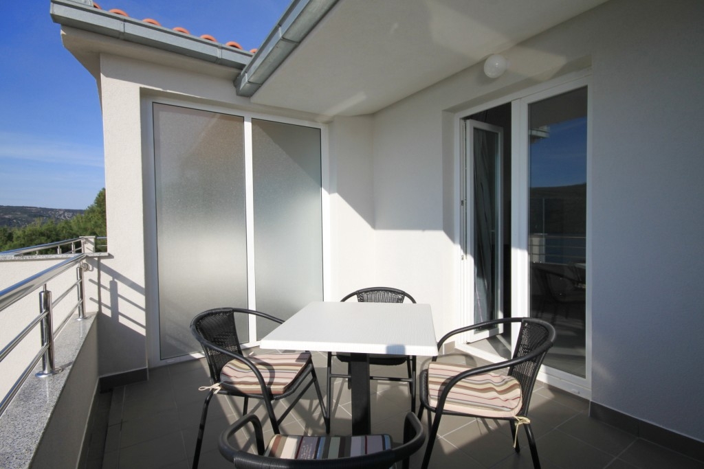 Comfortable and spacious house with terrace and sea view Poljica, Trogir  K