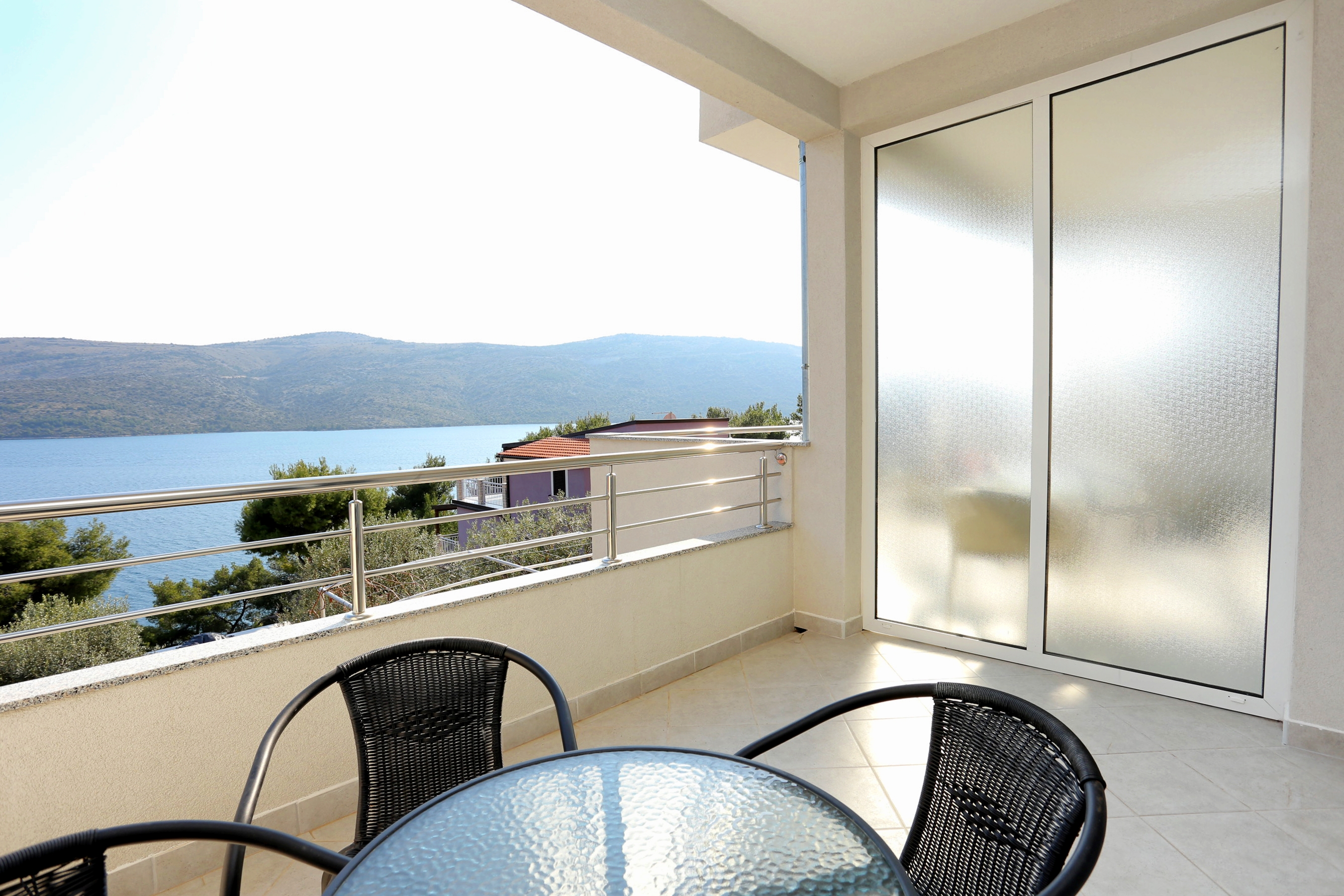 Comfortable and spacious house with terrace and sea view Poljica, Trogir  K