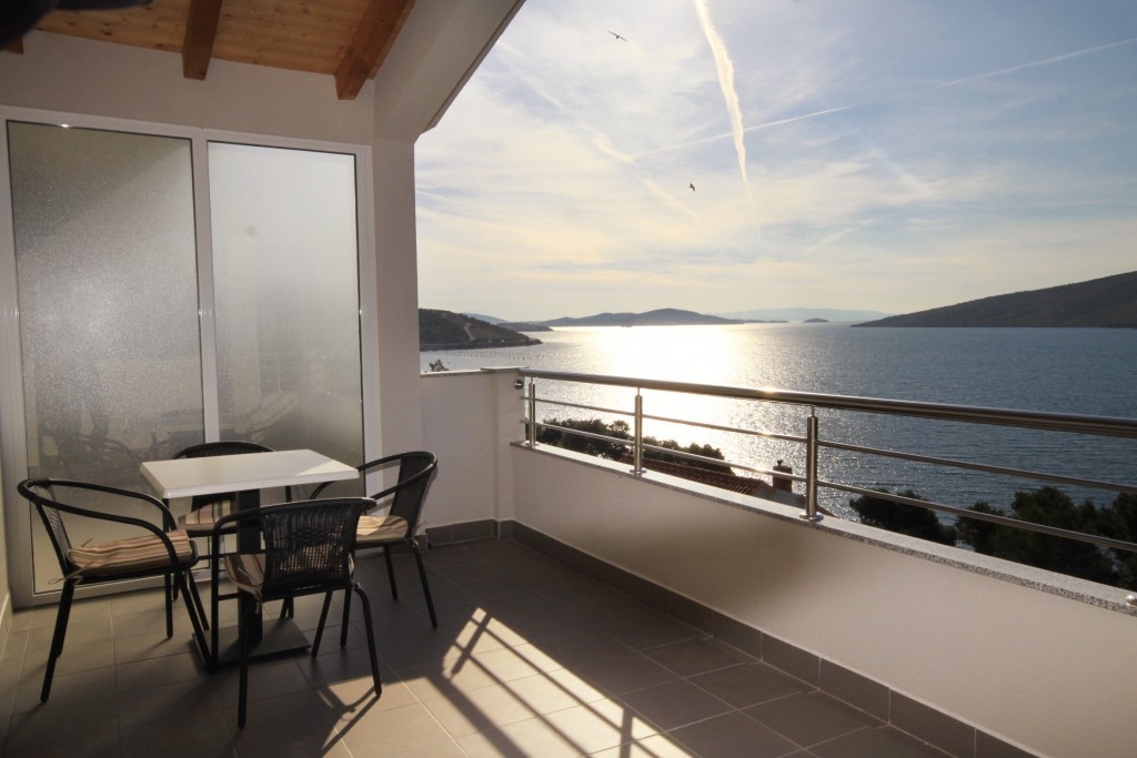 Comfortable and spacious house with terrace and sea view Poljica, Trogir  K