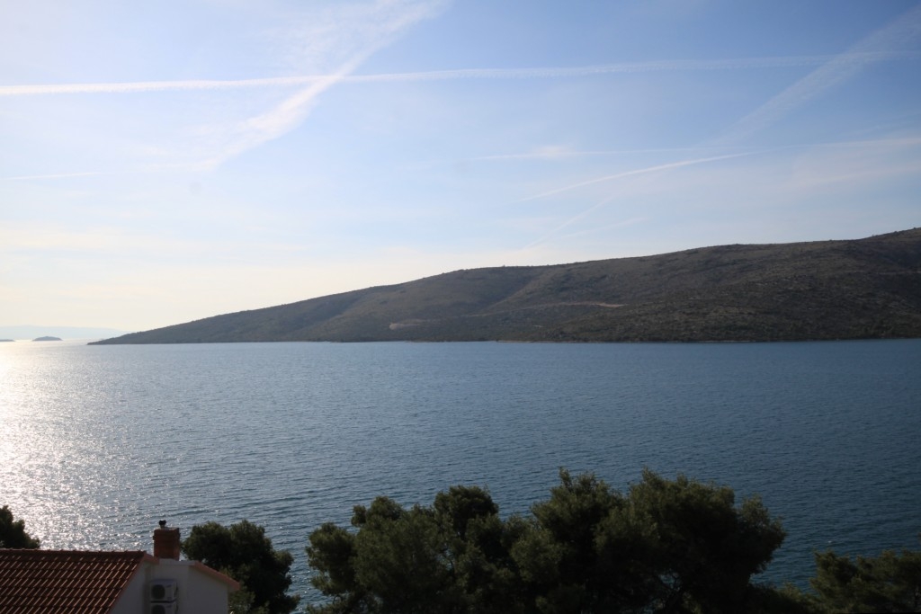 Comfortable and spacious house with terrace and sea view Poljica, Trogir  K