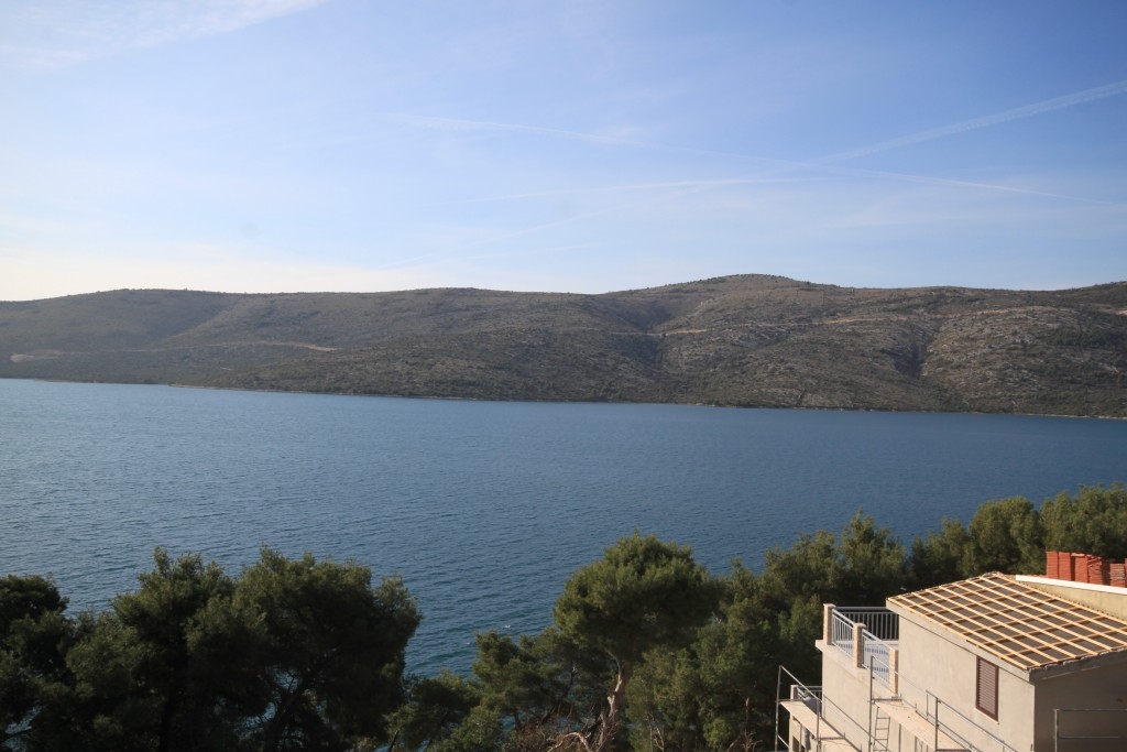 Comfortable and spacious house with terrace and sea view Poljica, Trogir  K