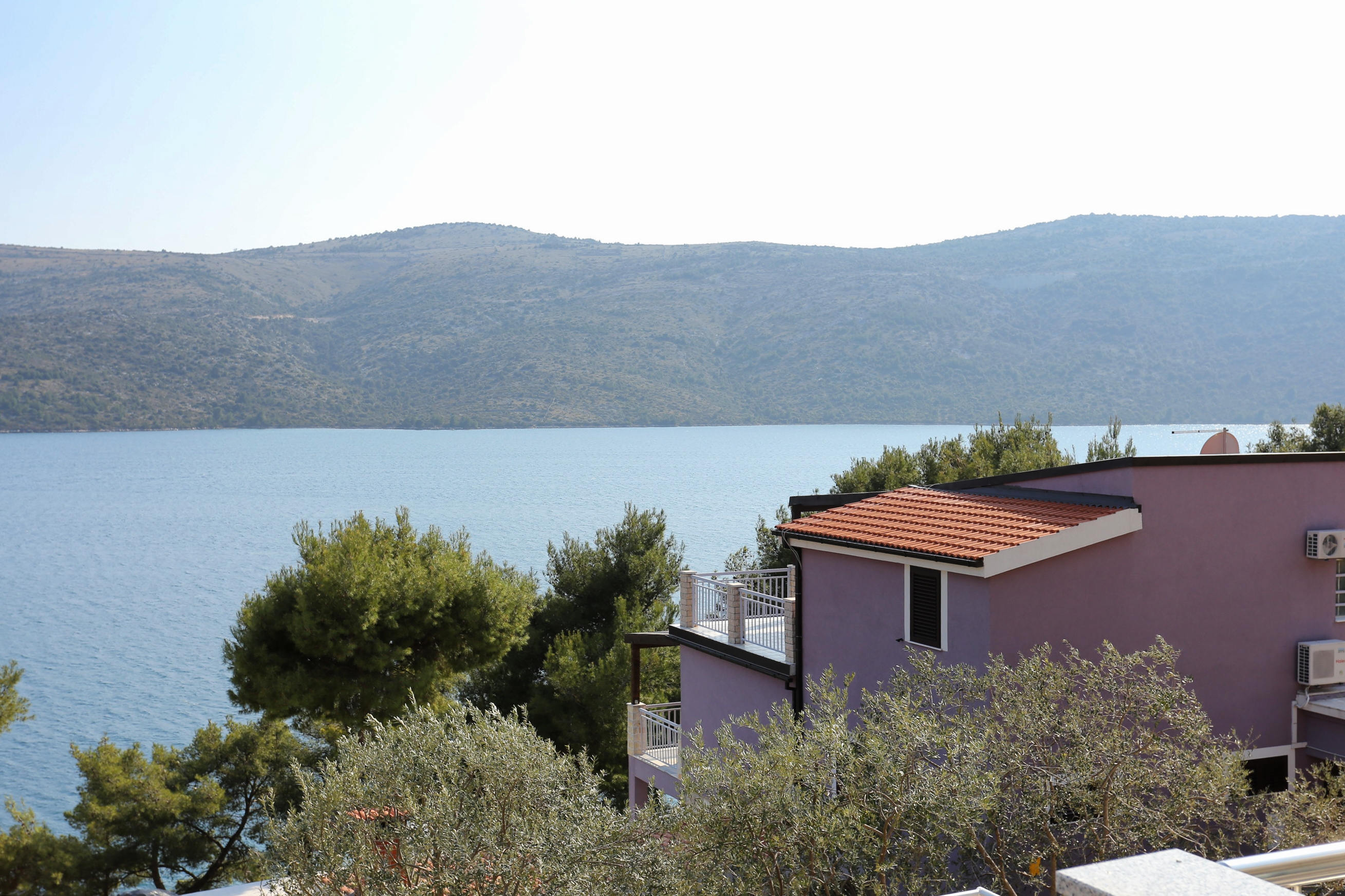Comfortable and spacious house with terrace and sea view Poljica, Trogir  K