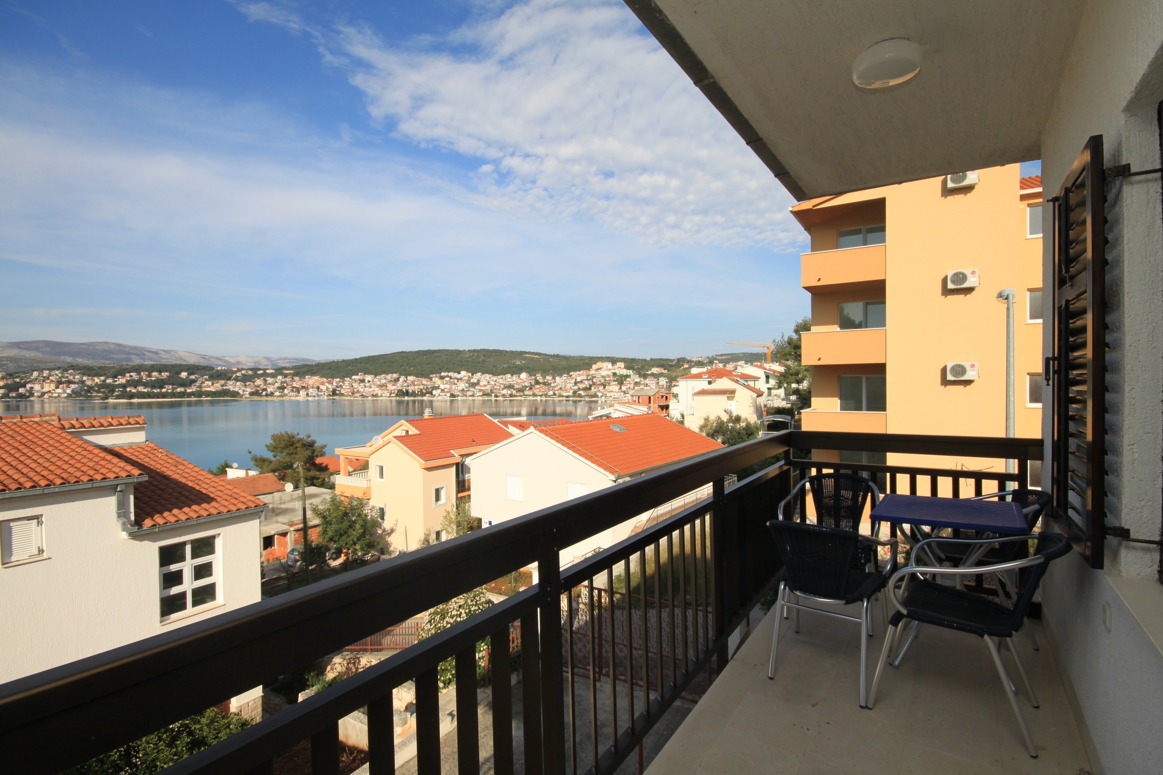 Four bedroom apartment with balcony and sea view Okrug Gornji, Čiovo  A-a