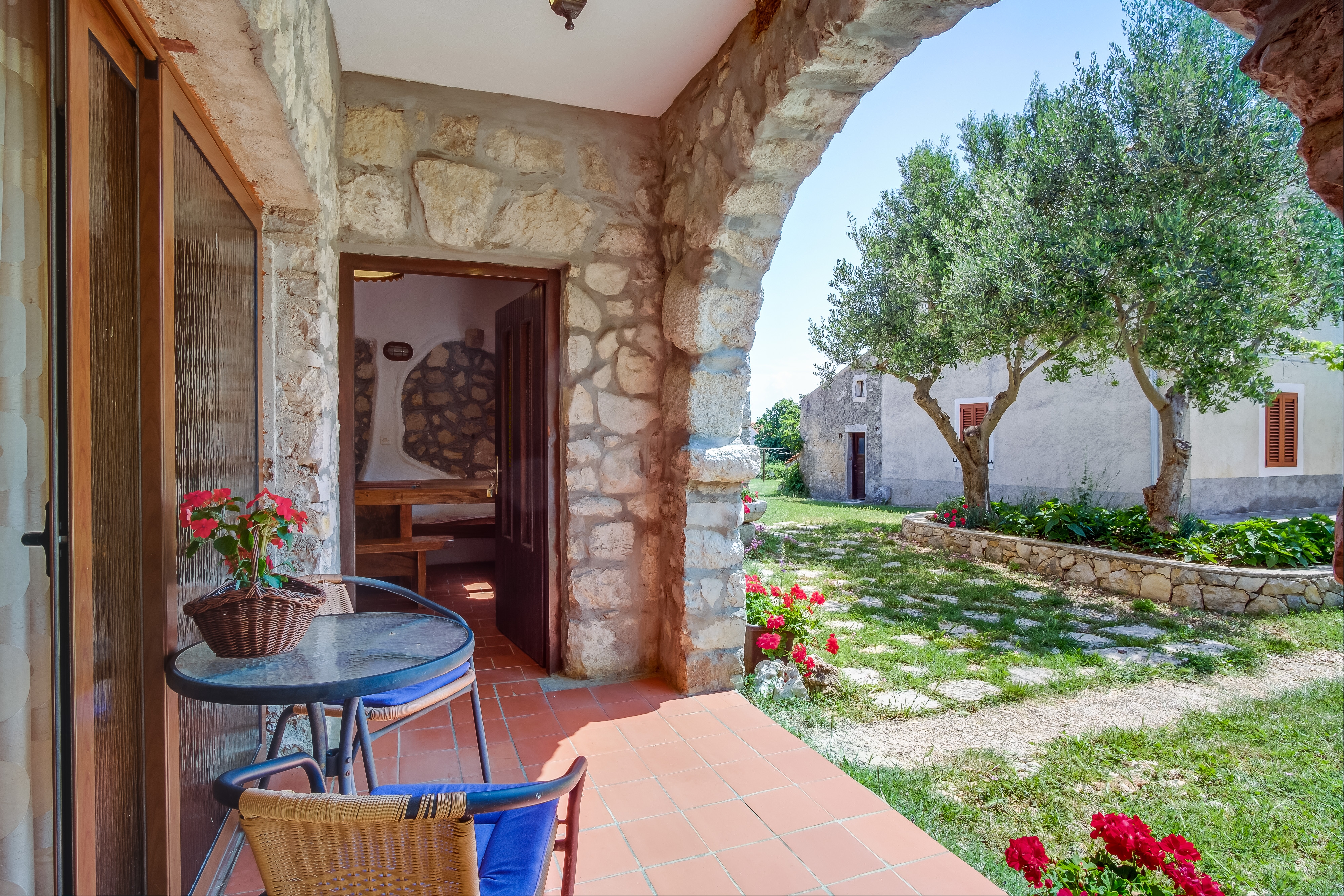 One bedroom apartment with terrace Punta križa, Cres  A-b