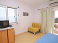 Pokrivenik, Bedroom in the studio-apartment, air condition available and WiFi.