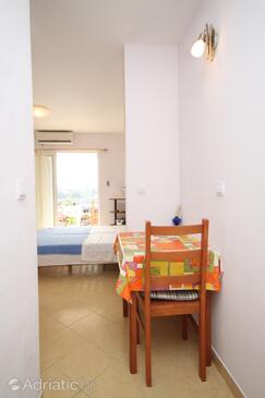 Pokrivenik, Dining room in the studio-apartment, WiFi.