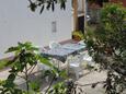 Pokrivenik, Hvar, Courtyard 8673 - Apartments near sea with pebble beach.