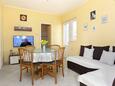 Dining room Kaštel Kambelovac, Dining room in the apartment, air condition available and WiFi.