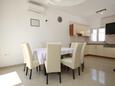 Poljica, Dining room in the apartment, air condition available and WiFi.
