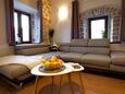 Sala de estar Jelsa, Sala de estar in the apartment, air condition available y WiFi.