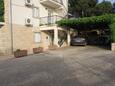 Parking lot Jelsa, Hvar, Parking lot 8732 - Apartments with sandy beach.