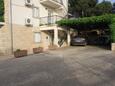 Jelsa, Hvar, Parkeerplaats 8732 - Appartementen with sandy beach.