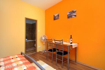 Vrisnik, Eetkamer in the studio-apartment, (pet friendly) en WiFi.