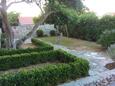 Bol, Brač, Courtyard 8736 - Apartments with pebble beach.