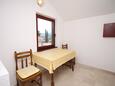 Salle à manger Vrboska, Salle à manger dans l’hébergement en type apartment, animaux acceptés et WiFi.