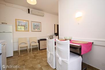 Dining room Hvar, Dining room in the studio-apartment, dostupna klima, dopusteni kucni ljubimci i WIFI.