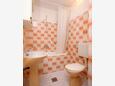 Jelsa, Bathroom in the studio-apartment, (pet friendly) and WiFi.