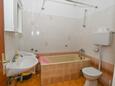 Ванная комната Duboka, Ванная комната в размещении типа studio-apartment.
