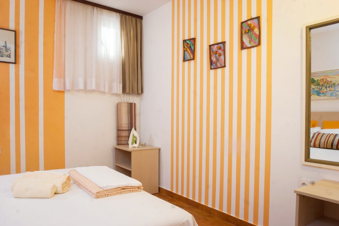 One bedroom apartment with terrace Makarska  A-b
