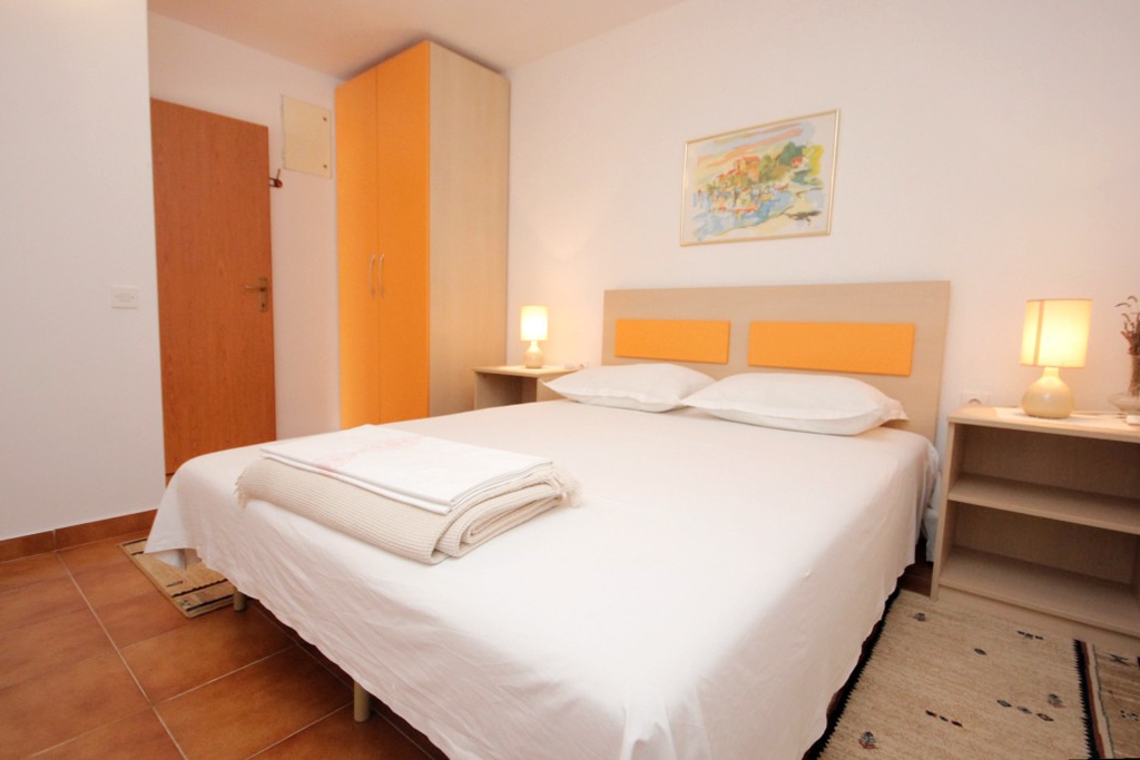 One bedroom apartment with terrace Makarska  A-b