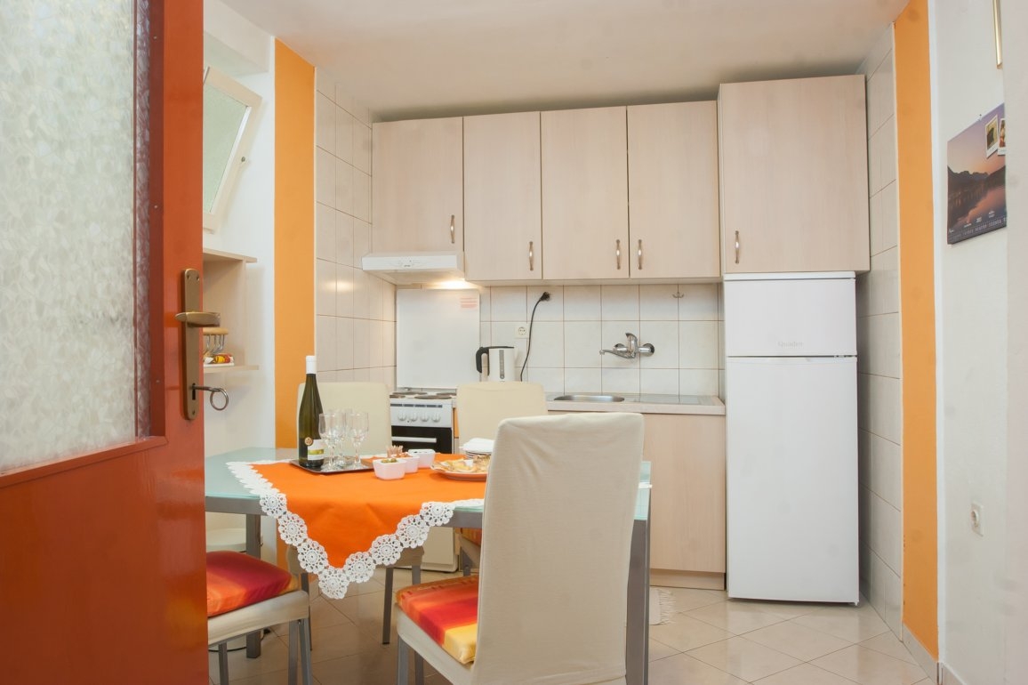 One bedroom apartment with terrace Makarska  A-b