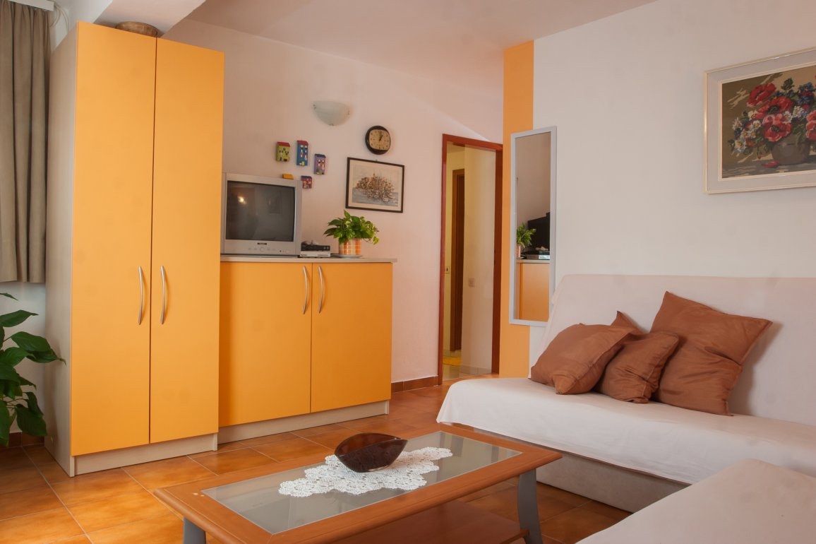 One bedroom apartment with terrace Makarska  A-b