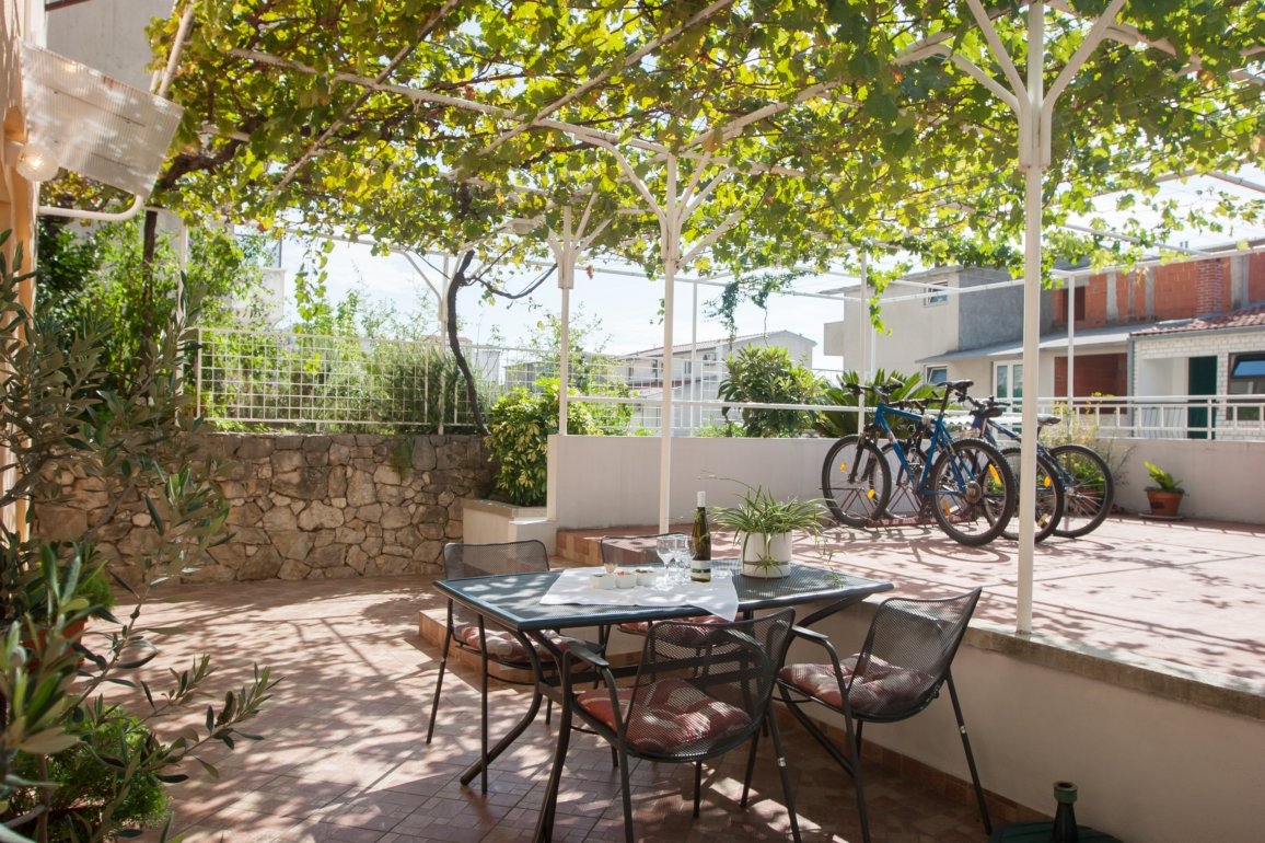 One bedroom apartment with terrace Makarska  A-b
